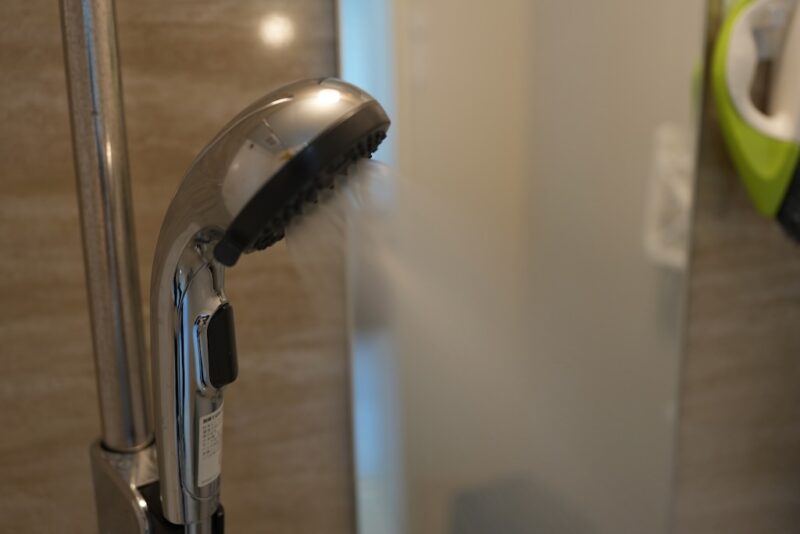 KVKのウルトラファインバブルシャワーヘッド（PZS370TPF）。手元の止水ボタンと、シルバーの高級感あるデザインが特徴。