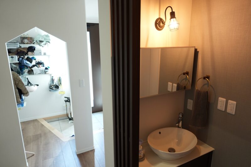 セキスイハイムの玄関手洗い。おしゃれなブラケットライトと真鍮のタオル掛け