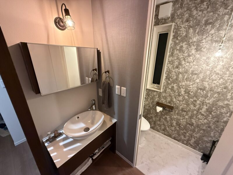 トイレを出てすぐの玄関ホールに設置した手洗い器。トイレ手洗いと兼用することで使い勝手と掃除のしやすさを考えて設置しました。