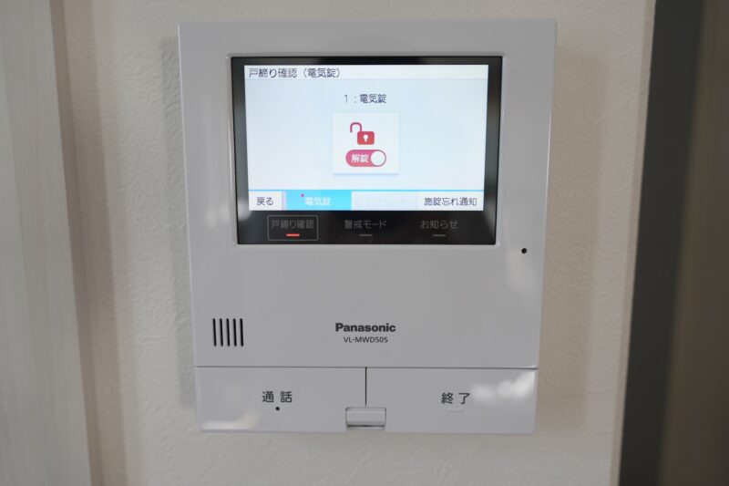 Panasonicのインターホン(VL-MWD505)のモニター画面。「戸締り確認」メニューが表示されており、リビングから玄関ドア(電気錠)の解錠・施錠操作が可能になっている様子。