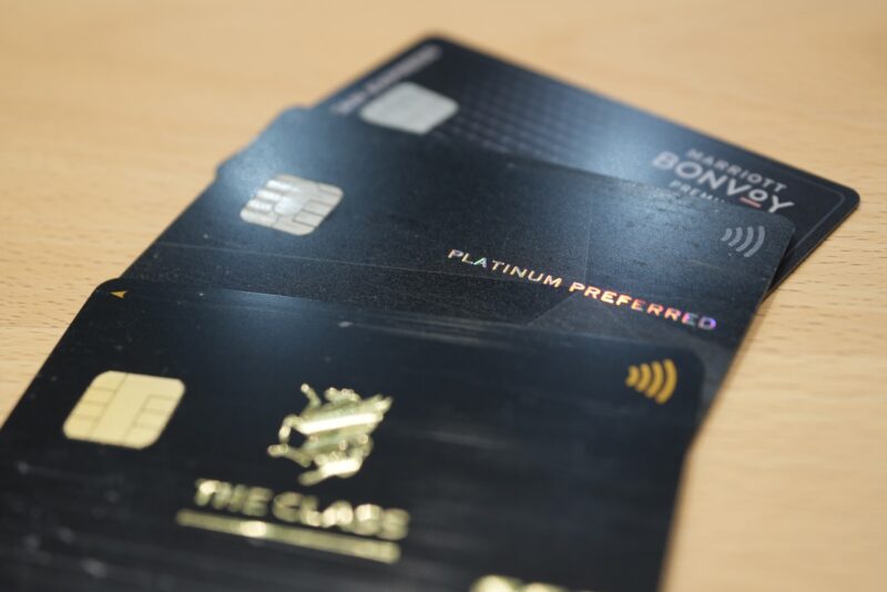 机の上に並べられた3枚のプラチナカード(JCBザ・クラス、三井住友カード プラチナプリファード、マリオットボンヴォイアメックスプレミアム)