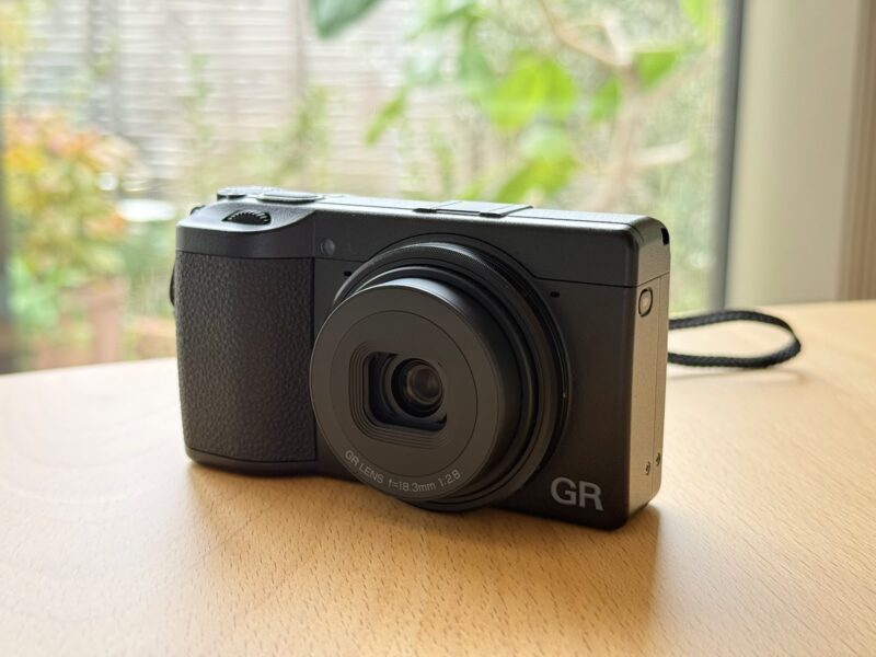 RICOH GR IVの外観写真。コンパクトで質感の高いボディ
