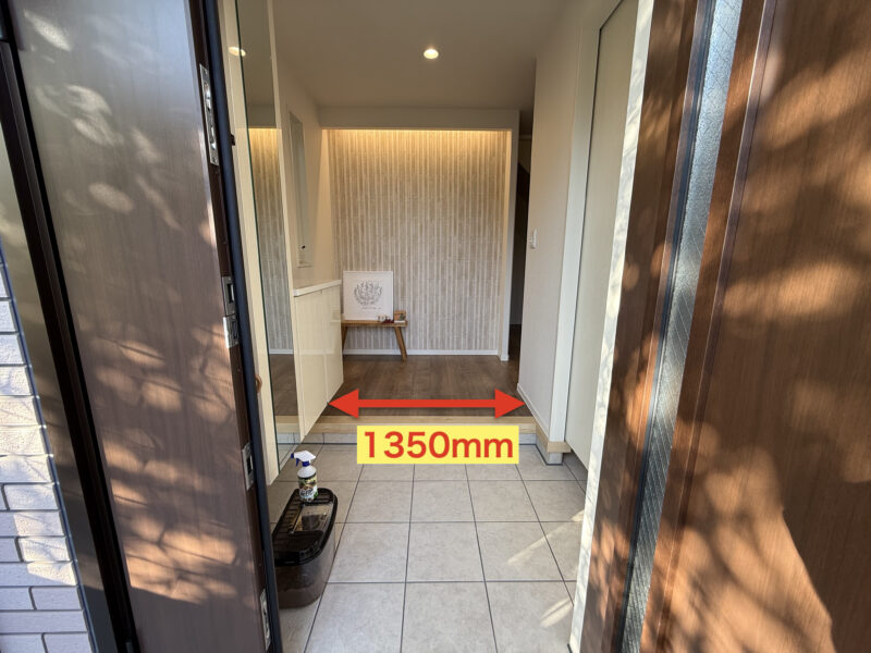 セキスイハイムの玄関ホール実写。有効幅1350mm(収納込み1700mm)の広さがあり、大人2人が横並びですれ違っても余裕がある空間。