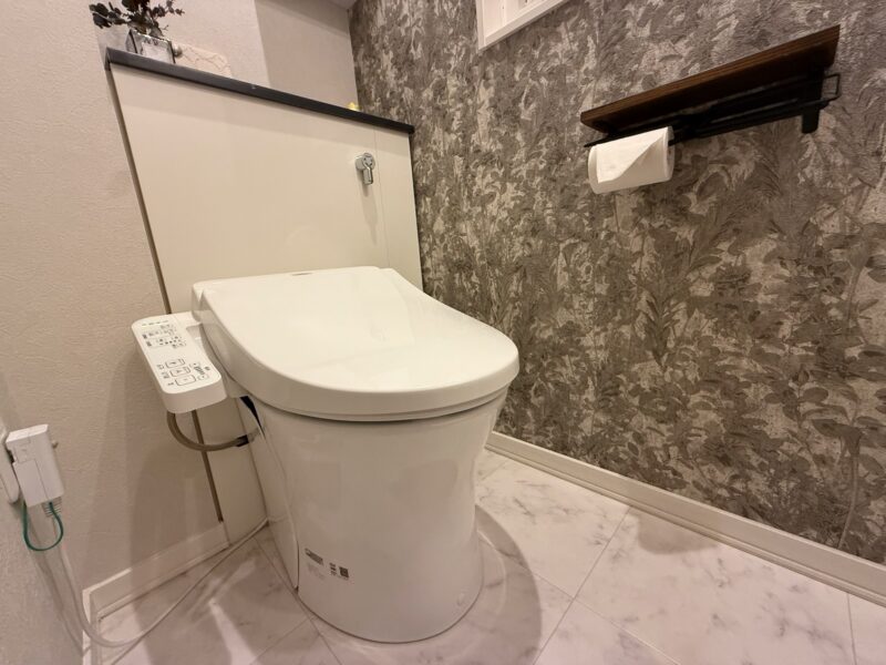 セキスイハイム標準仕様のTOTOトイレ。タンクありだがキャビネット収納で隠れておりスッキリした見た目。