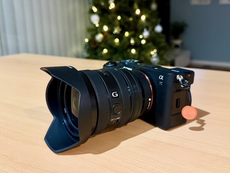 ソニー α7C IIとSEL2450Gを装着した外観写真。コンパクトなフルサイズミラーレスカメラ。