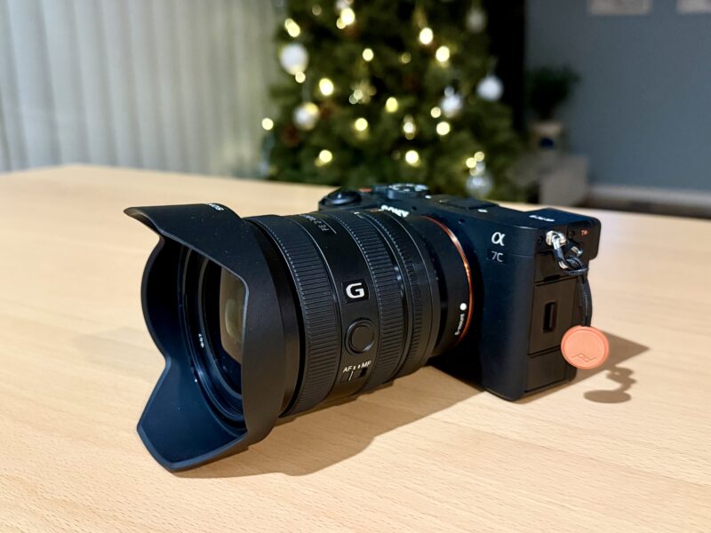 SONY α7C IIにFE 24-50mm F2.8 Gレンズを装着した外観写真。コンパクトなサイズ感が伝わる構図。