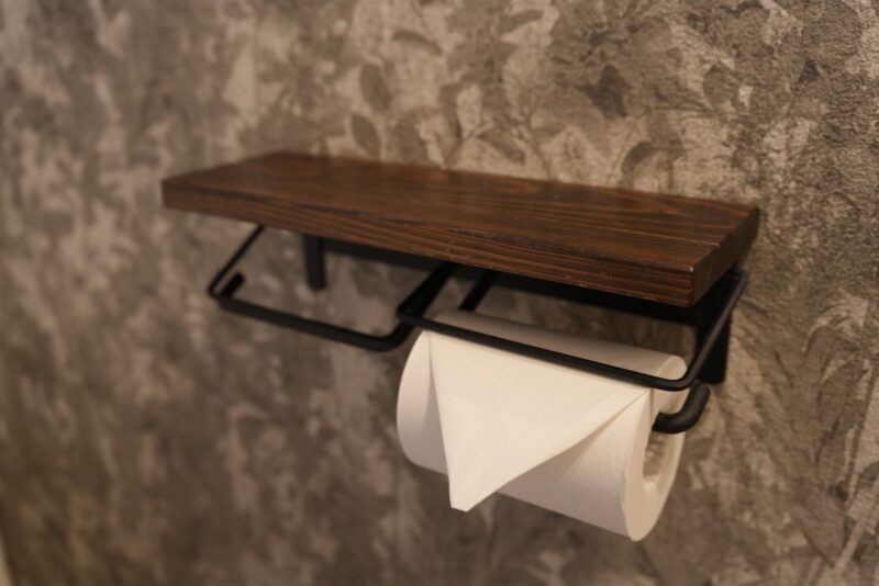 楽天で購入し施主支給した木目調の2連トイレットペーパーホルダー。アイアンブラックのフレームがおしゃれ。