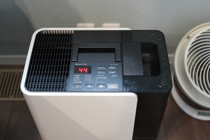 ダイニチHD-LX1022の本体表示（湿度44%）