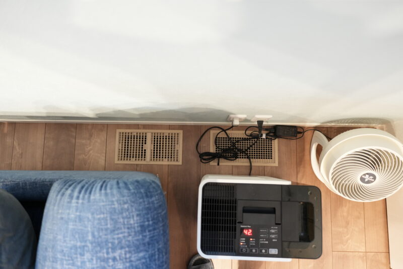 快適エアリーの床ガラリ（吹き出し口）とソファ・家電の位置関係。ガラリの上に家具を置けない例