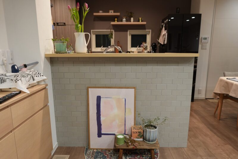 名古屋モザイクのタイルを貼ったキッチン腰壁（リビング側から）