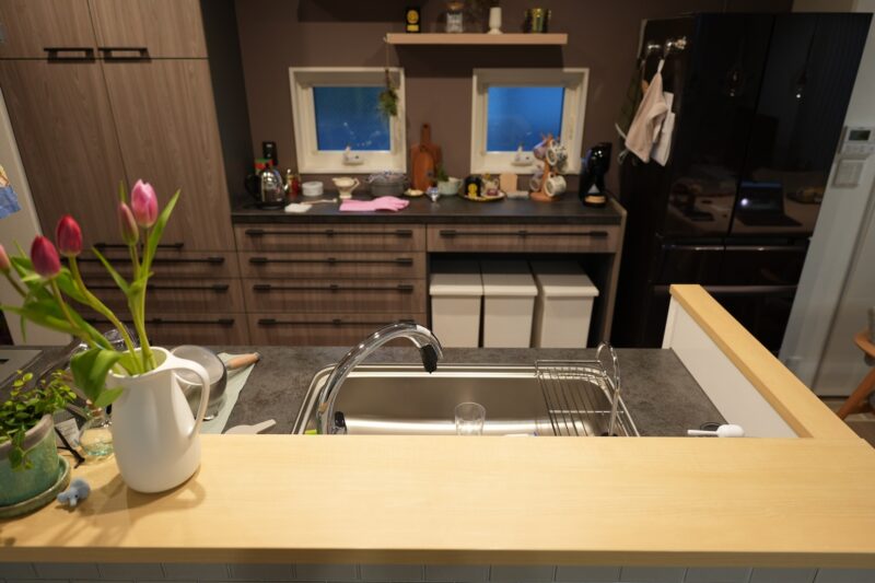 セミオープンキッチンの腰壁（キッチン側から見た手元隠し）