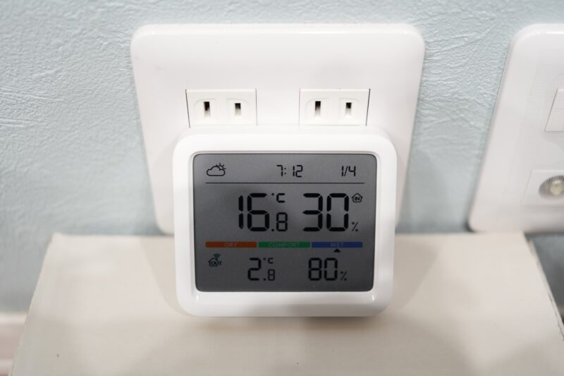 コンセント付近に置いた温度計。室温は16.8℃を表示している