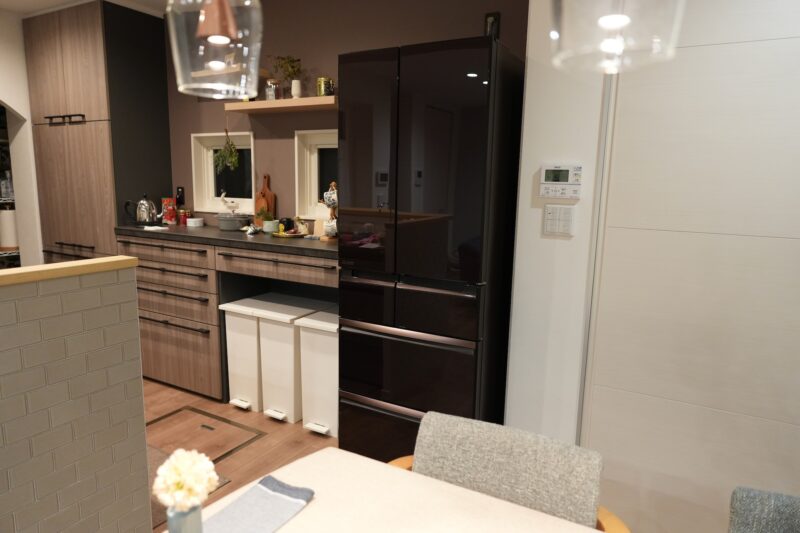 LDKの中心寄りに配置した冷蔵庫（ダイニング側から見た動線イメージ）