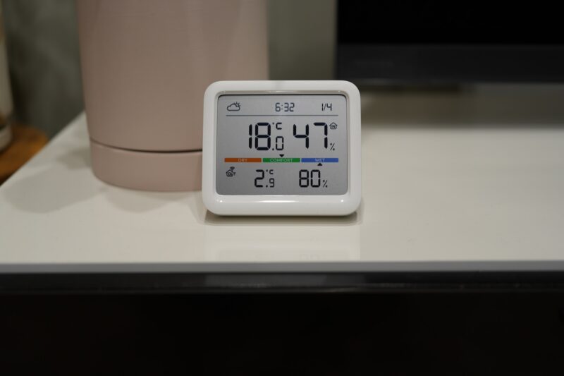 テレビボード横に置いた温度計。室温は18.0℃を表示している