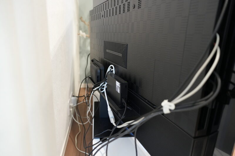 山崎実業 smart テレビ裏ラック ワイド60でテレビ裏にHDDを置いている例