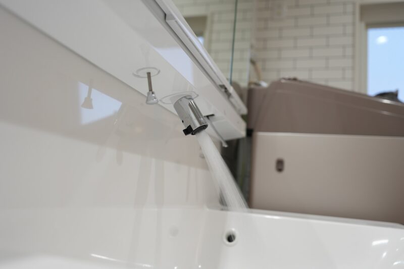 LIXIL洗面台の上から出る水栓。水垢が溜まりにくいキレイアップ水栓