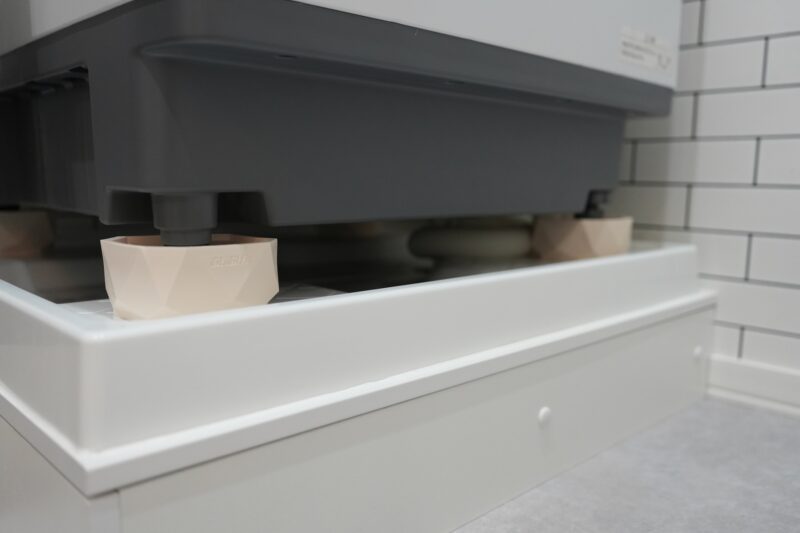 タツフトの洗濯機かさ上げ防振ゴムを設置した様子