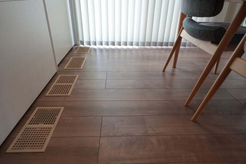 快適エアリーの床ガラリが並ぶダイニング床面