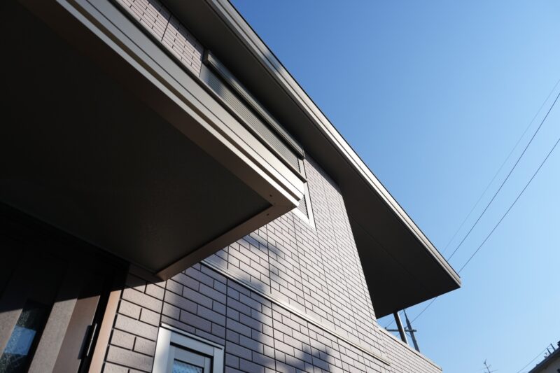 セキスイハイムの外観と屋根方向の様子