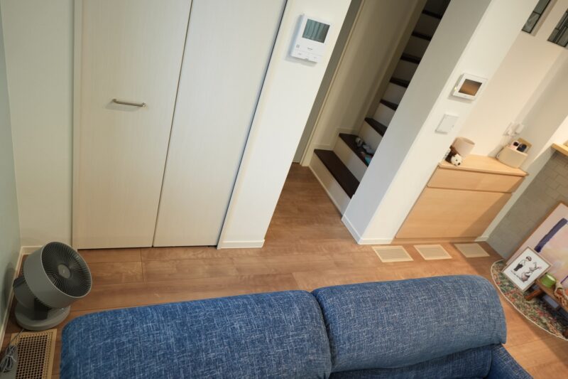 快適エアリー床ガラリ付近に設置したcado STREAM 1800をキッチン方向へ向けた様子