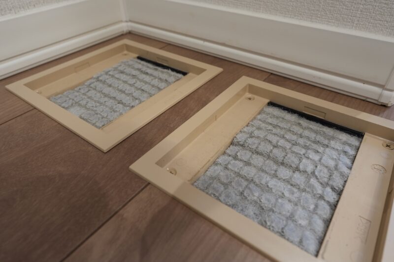 快適エアリーの床下ガラリから取り出したホコリが溜まったフィルター