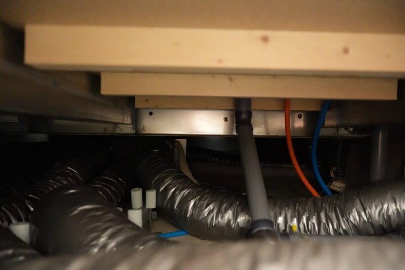 快適エアリーの床下に張り巡らされたダクト配管