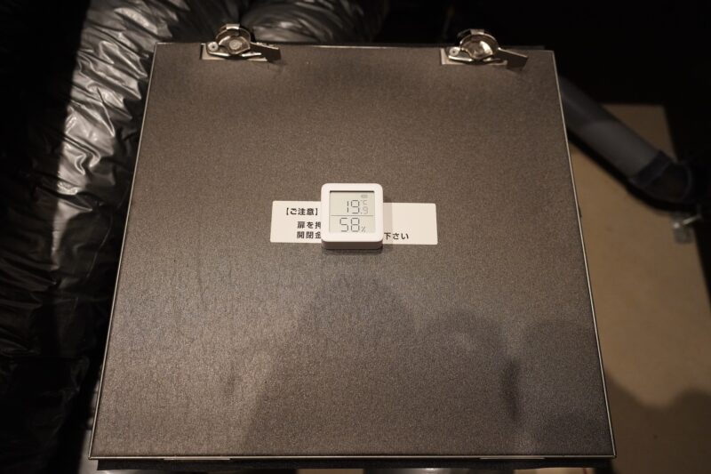 床下フィルターボックス上に設置したSwitchBot温湿度計