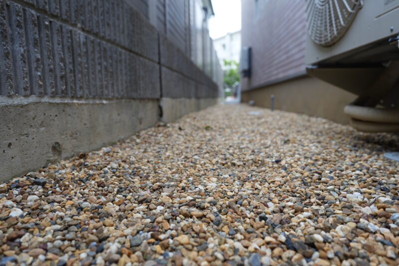 防草シートなしの砂利エリア
