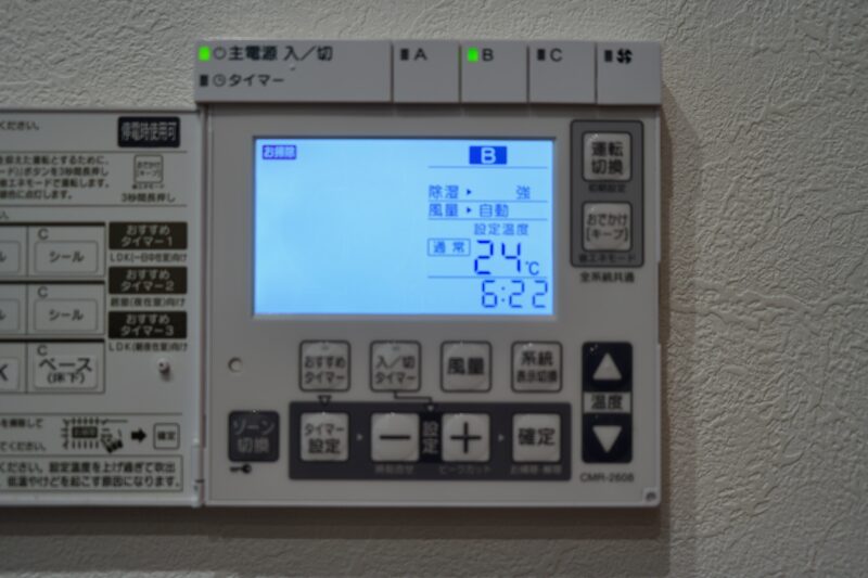 快適エアリーのコントローラーの除湿 強 表示