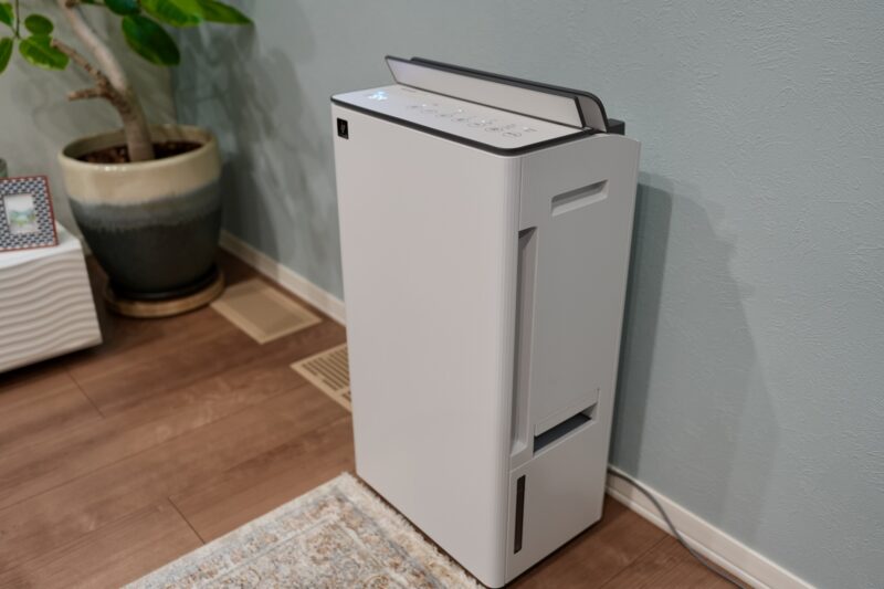 リビングに設置したシャープの除湿機CV-T190