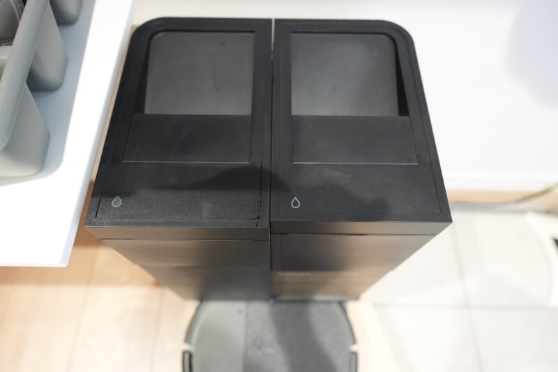 AutoWash充電ステーションの給水タンクと汚水タンク