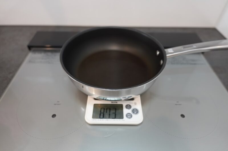 マイヤー マキシムSS ALL ONEパン24cmをキッチンスケールで計量した実測873g